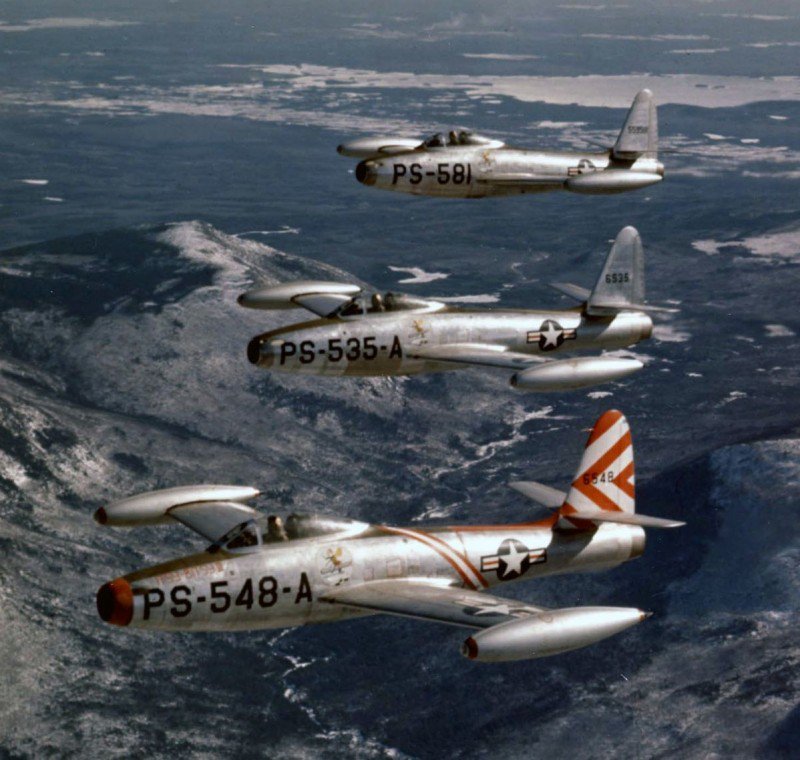 heiki_bot's tweet photo. F-84(米)
P-47の後継としてアメリカのリパブリック社で開発され、冷戦期の西側諸国を中心に運用されたジェット戦闘機。直線翼を持つF-84A~E/G サンダー��ェットと、後退翼を持つF-84F サンダーストリークが存在する。 https://t.co/SN9qptEabb