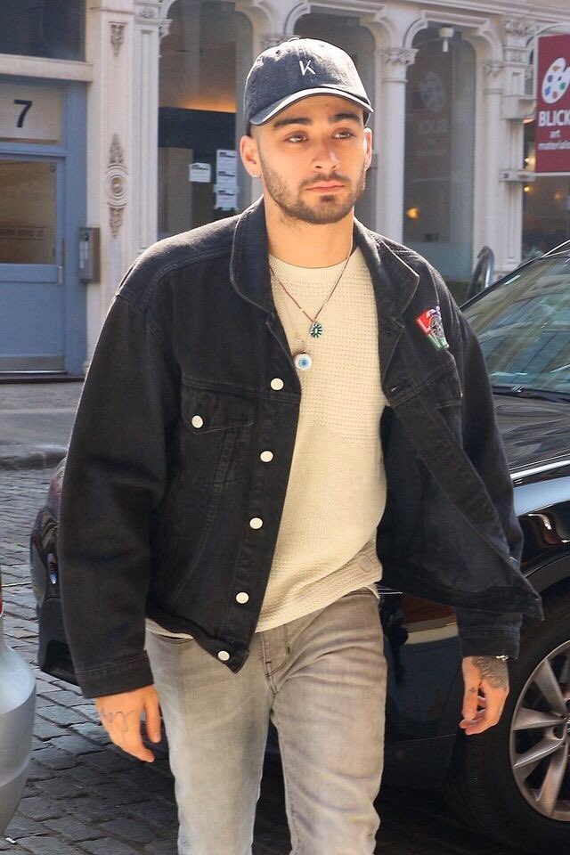 WWZaynUpdates's tweet photo. #NEW Zayn out in NYC -s #13-15 https://t.co/9v3DTRbKSB