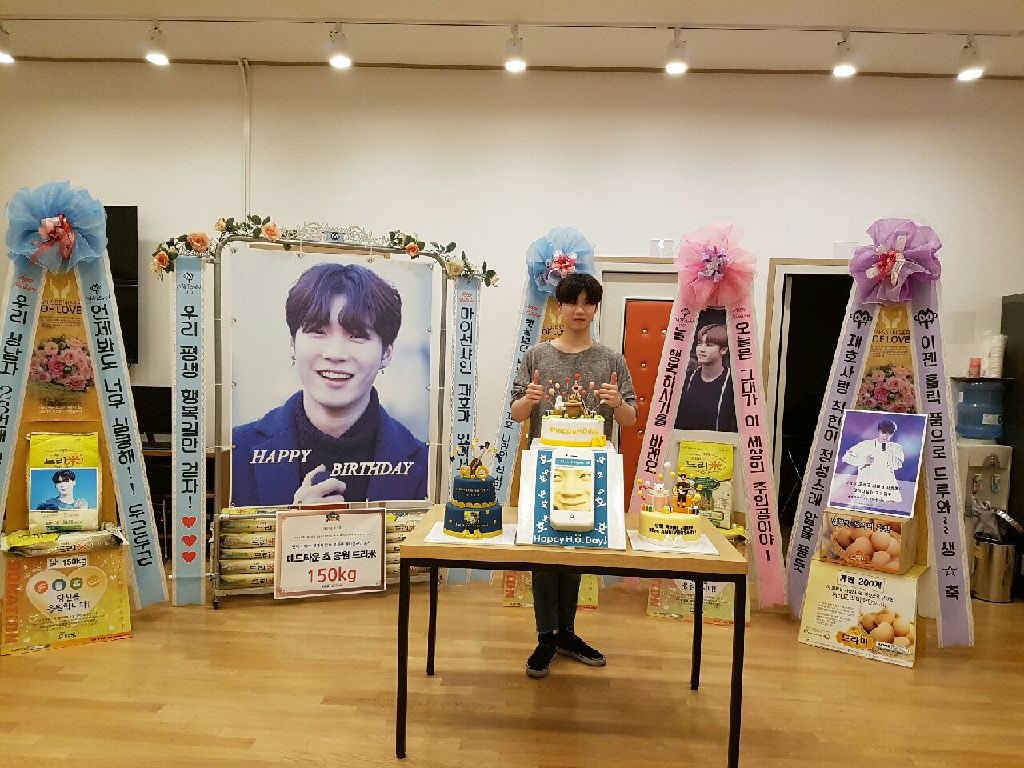 MADTOWN_GNI's tweet photo. [#호] #매드타운 막내 호의 23번째 생일을 축하합니다❤ #MADTOWN #20170618 #HBD #HO https://t.co/sV0BBrOW64