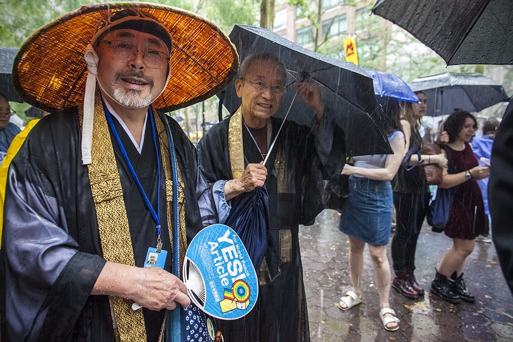 RunPhotoDog's tweet photo. Two more photos from yesterday's march in NYC. @WMTBTB , @nuclearban https://t.co/nb8ENqrdqQ