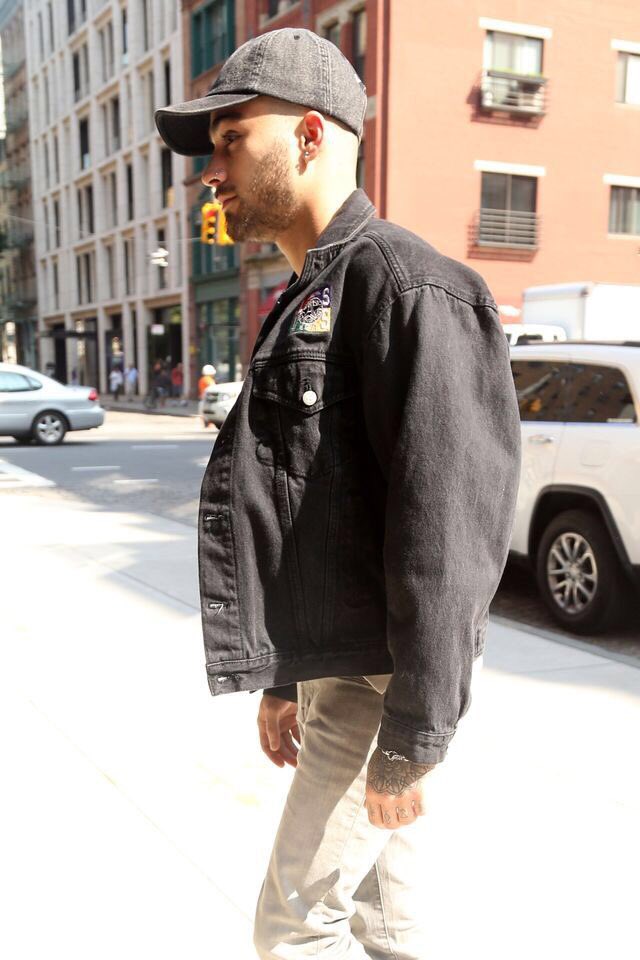 WWZaynUpdates's tweet photo. #NEW Zayn out in NYC -s #5-8 https://t.co/zVoXoAfj1J