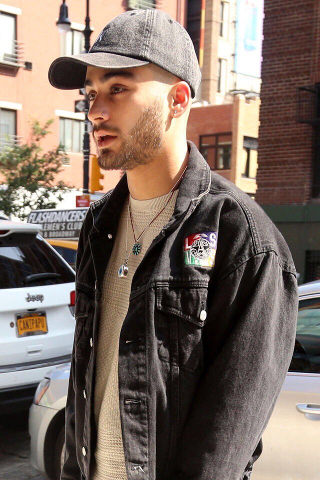 WWZaynUpdates's tweet photo. #NEW Zayn out in NYC -s #5-8 https://t.co/zVoXoAfj1J