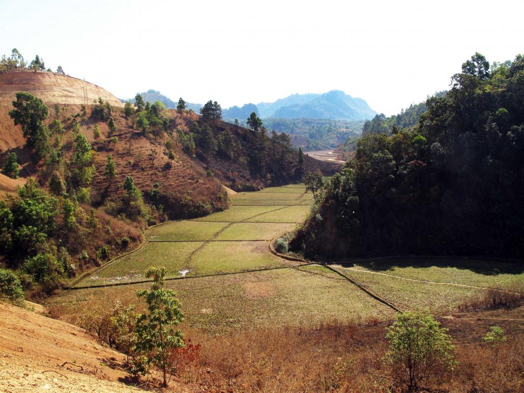 Sampan_Travel's tweet photo. On spluttering bikes around hairpin bends, @oslow99 rides off piste from Nay Pyi Daw to Thandaung Gyi.  

https://t.co/hnBnHB3bXp https://t.co/g3NLQ5KiBn