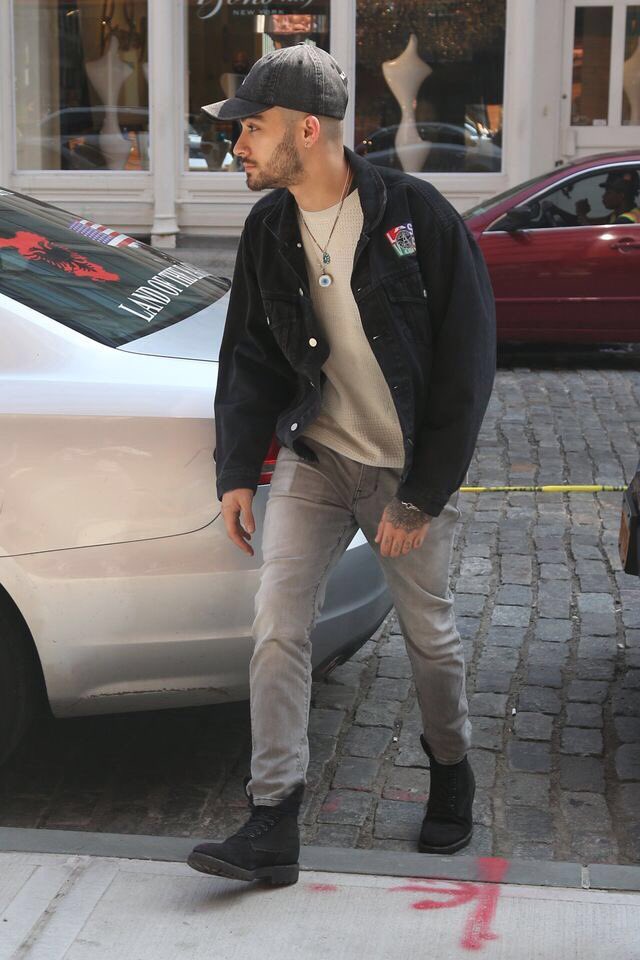WWZaynUpdates's tweet photo. #NEW Zayn out in NYC -s #9-12 https://t.co/MjNwAifE6H