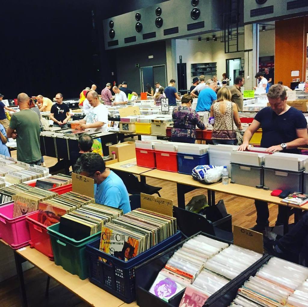 FuzzMagazine's tweet photo. Nog enkele uurtjes! Cd- en platenbeurs in @dekimpel 🤘#bilzen #ccdekimpel #vinyl #beurs #fuzzontour https://t.co/1YcEurT6ql https://t.co/HENYfNF4CJ