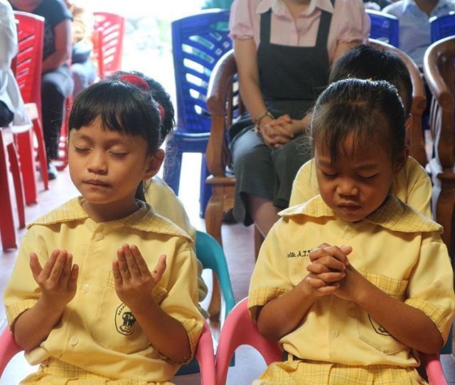 FerryMaitimu's tweet photo. Ira dan Michelle, dua siswi PAUD Puspa Manado, berdoa bersama sesuai keyakinan masing2. Sejak kecil telah diajarkan saling menghormati, 🙏 https://t.co/jVx0wCDGyN