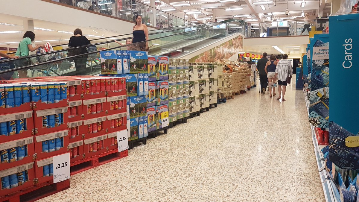 Power aisle ready to trade in #supersunnysunbury <a href="/Rickstar2486/">Ricky Beveridge</a> <a href="/robbiedinho/">Robbie Greenhill</a> <a href="/ems_emm/">Emma Fraser</a> <a href="/coxe_charmaine/">Charmaine</a>