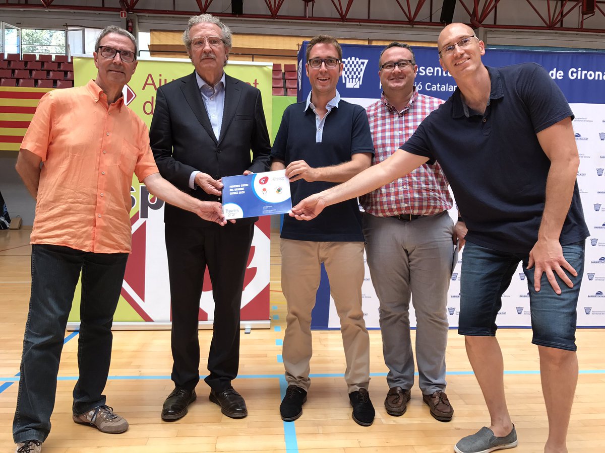cbescolapies's tweet photo. El @cbescolapies i el @CB_Adepaf presenten avui a la @FCBQ i a @ajfigueres el primer dossier d'activitats per la Capital del Bàsquet 2020. https://t.co/ytw5yWz1nR