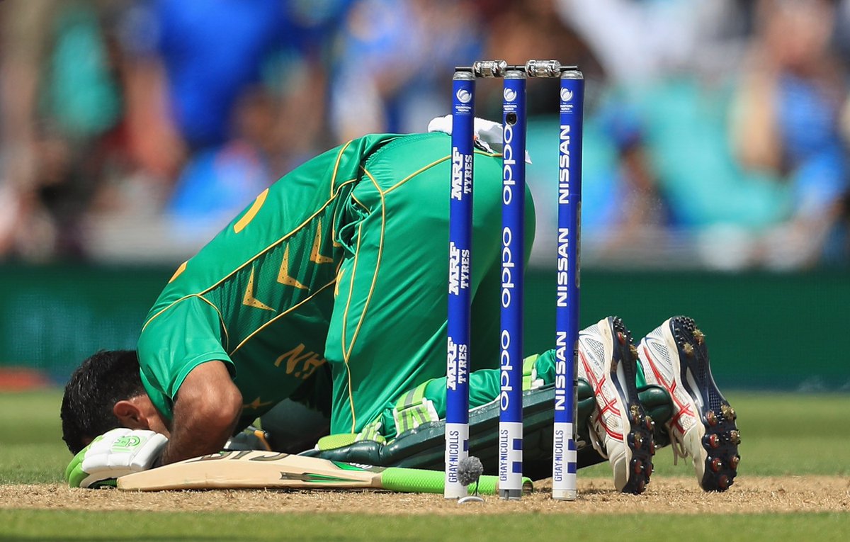 ICC's tweet photo. That's how you celebrate your maiden ODI 💯

#PAKvIND #CT17 https://t.co/zlJX3KnNgV