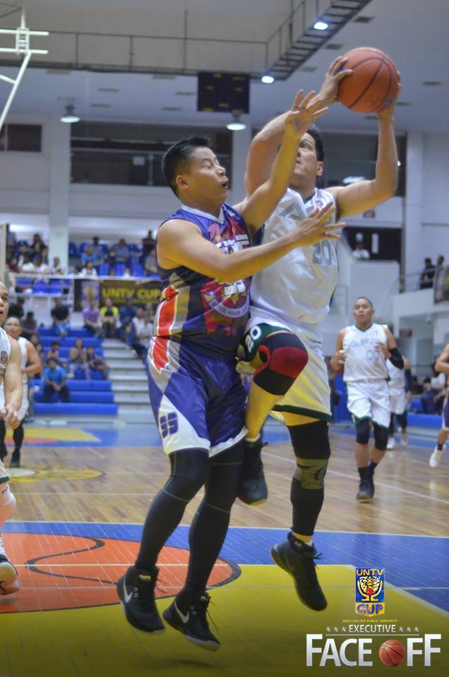 UNTVSports's tweet photo. BGen. Gener Del Rosario (#20) forcing his shot as PSupt. Peter Limbauan (#99) tries to stop him.
#AFPvsPNP
#UNTVCupOffSeason https://t.co/7ZTI7JNr4r