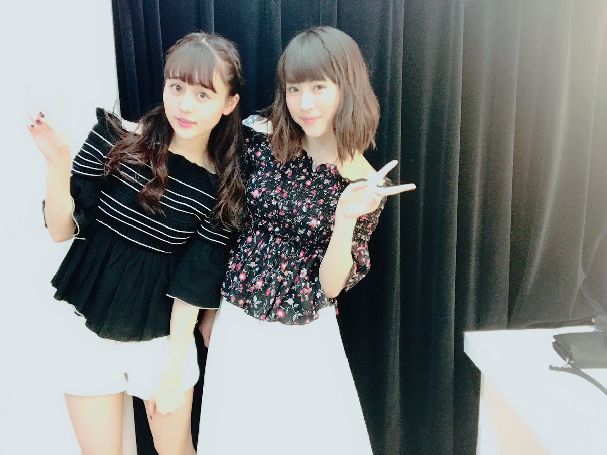 牧野真鈴 双子コーデ みたいな 柄違うけど同じトップスに白色合わせました