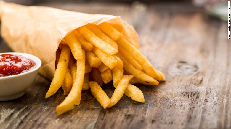 CNN's tweet image. People who eat fried potatoes two or more times a week double their risk of an early death, a recent study found cnn.it/2sakCLd