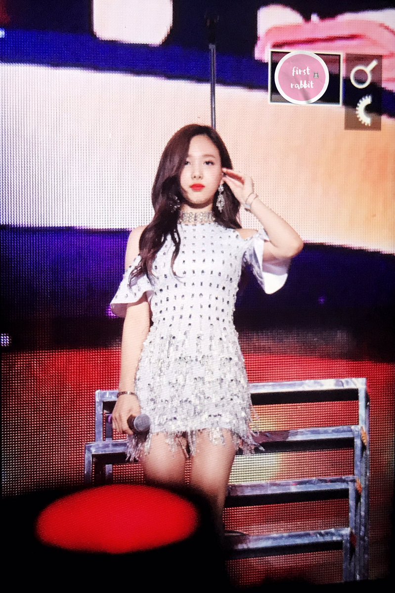 firstrabbit922's tweet photo. 170618 앙콘 나연이🐰💕
구릐뤼 나연언니🔥🔥🔥🔥
#트와이스 #나연 #TWICE #nayeon https://t.co/VnAgFzpKre