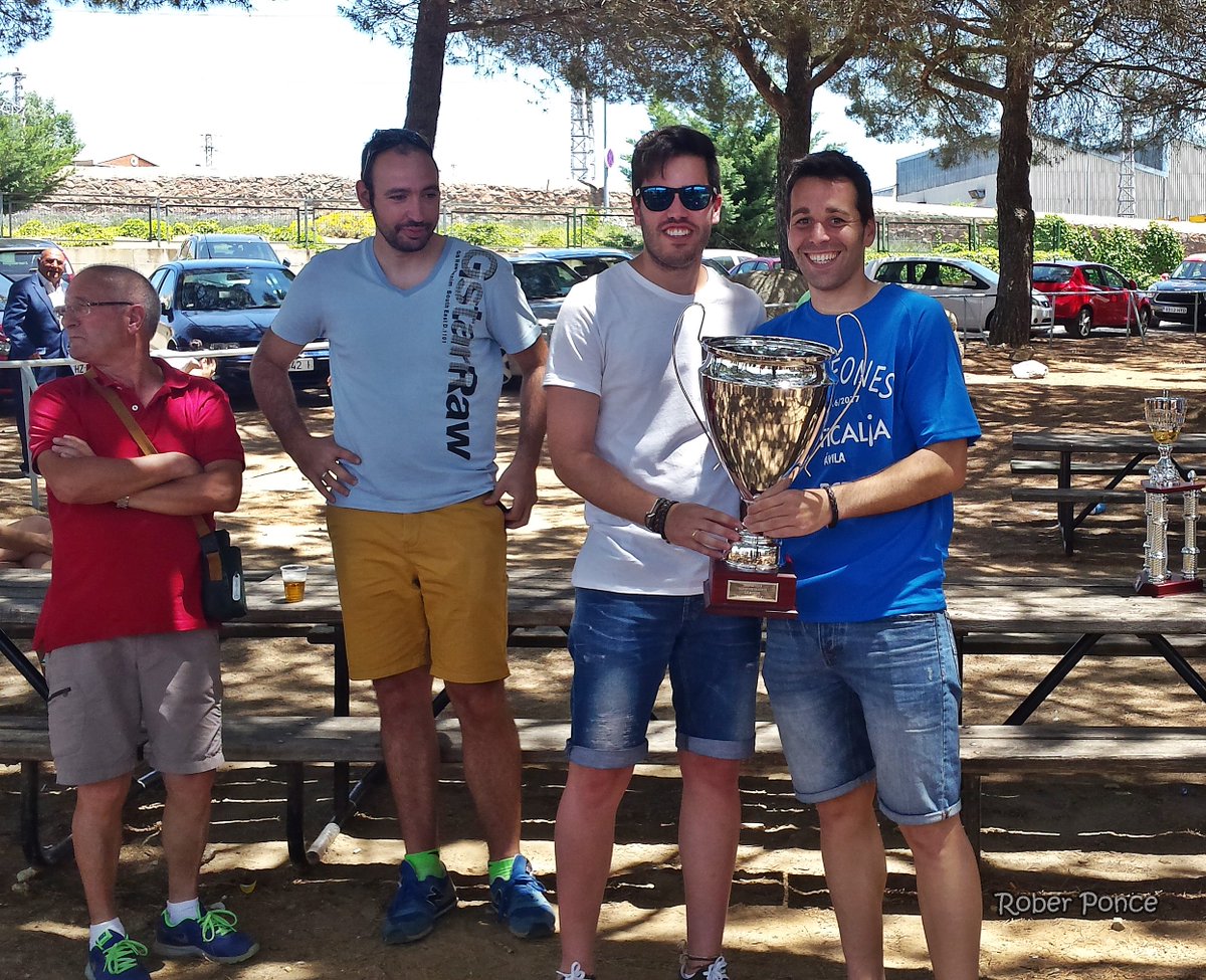roberponce's tweet photo. Chiru, capitán del Opticalia - Bar Montecarlo, ha recibido los dos trofeos como Campeones de Liga y Copa en #Ávila El doblete de los azules. https://t.co/hfIaCHwuNG