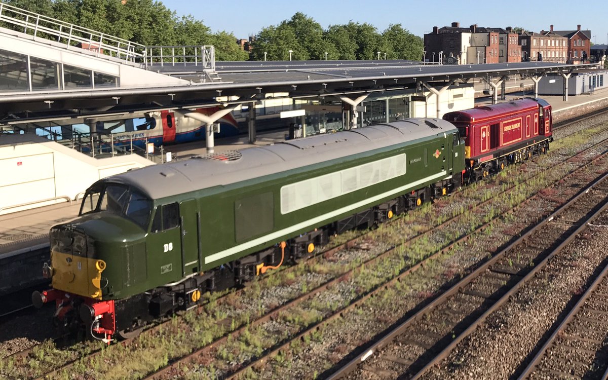 HiPa125's tweet image. London Transport-liveried #Class20 (20227) "Sir John Betjeman" &amp;amp; #Class44 (44008) "Penyghent" heading north from Derby