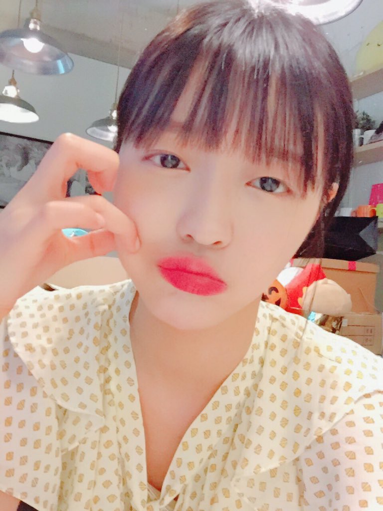 yooashie's tweet image. Sıkılmış bir adet Yooa ne yapacağını bilemediği için tuhaf pozlar vererek selcalar çeker. 📸✌🏻 Evet... İçilerinden en normali buydu. 😬