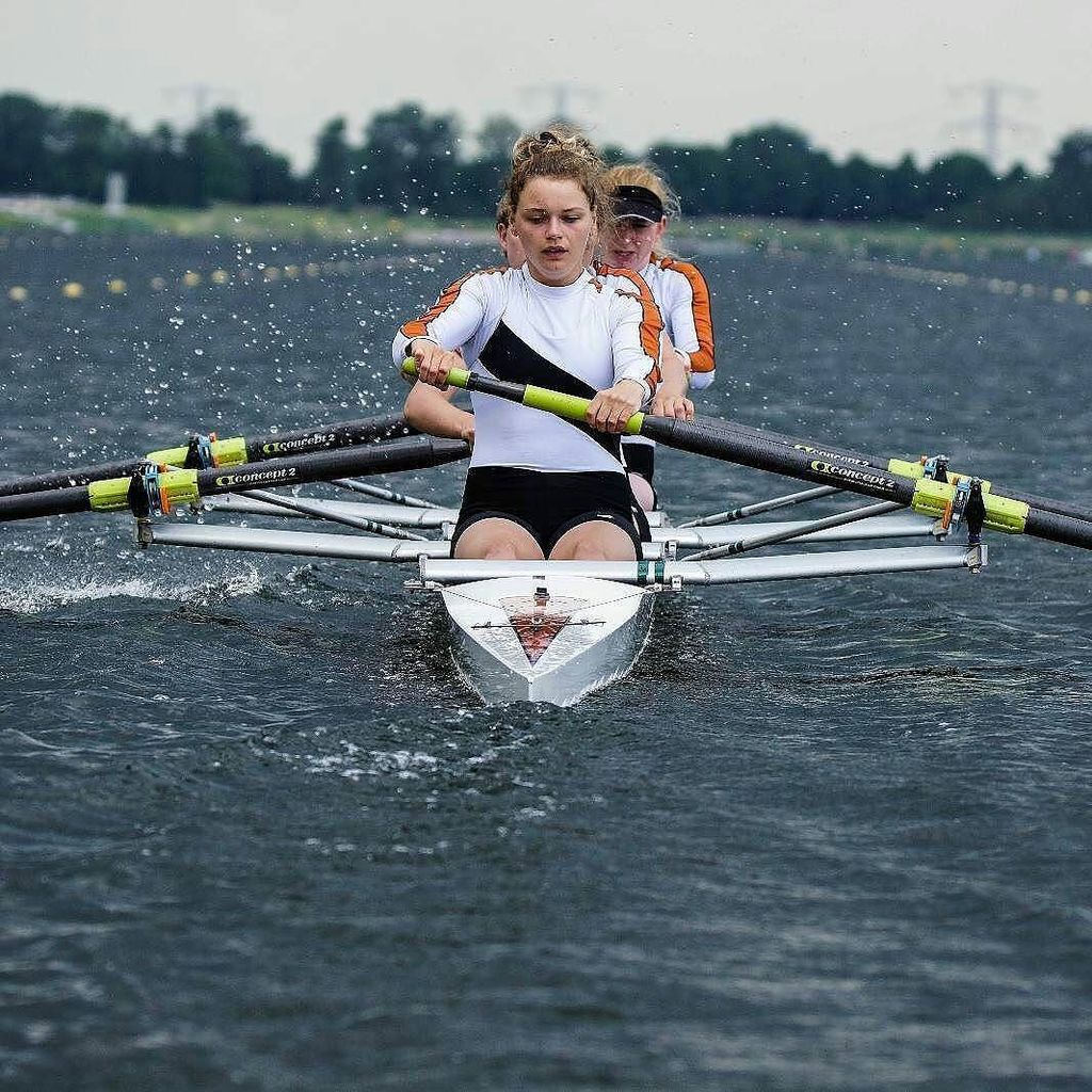 Stormy waters. Dig in. 📷 @steinvangrunsvenphotography #rowing #crew #aviron #oarslave #womenwhorow ift.tt/2tBEbu2