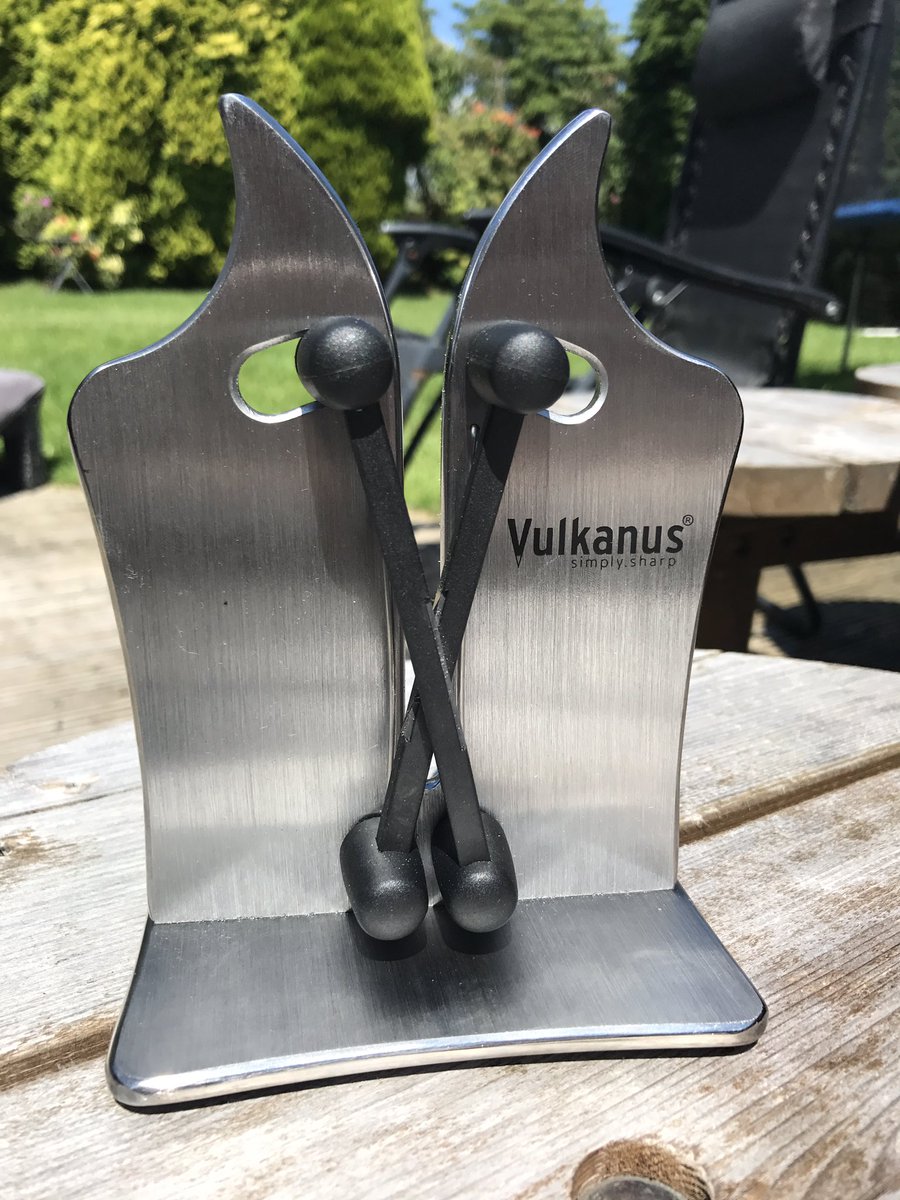 Claire_cpj's tweet photo. Happy Fathers Day @arwelwjones sharpening everything in the draw 😂 @TeamEveMyles #knifeoff 😱 https://t.co/ik1Y86HHhA
