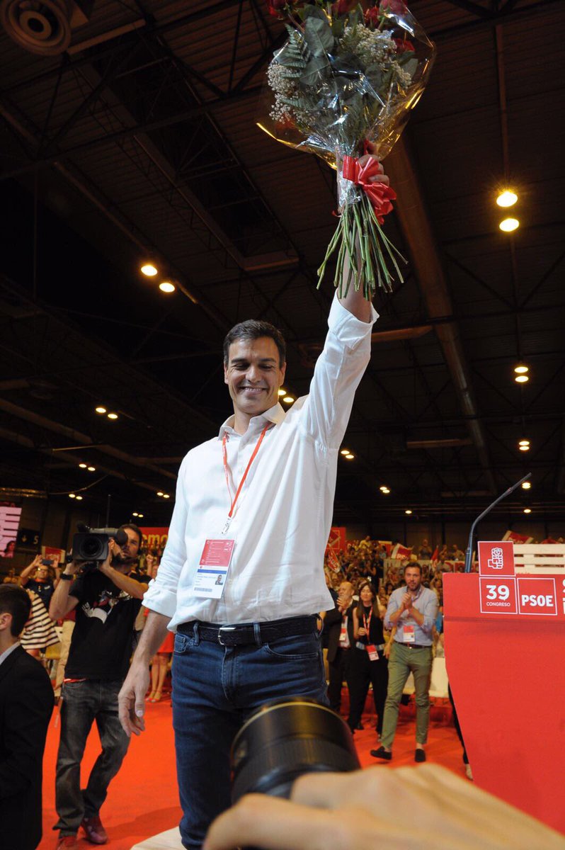 sanchezcastejon's tweet photo. Hemos dicho izquierda, hagamos izquierda. Hemos dicho cambio, hagamos realidad el cambio. 
#UnNuevoPSOE #39CongresoPSOE #SomosLaIzquierda https://t.co/NHE6l6qZKg