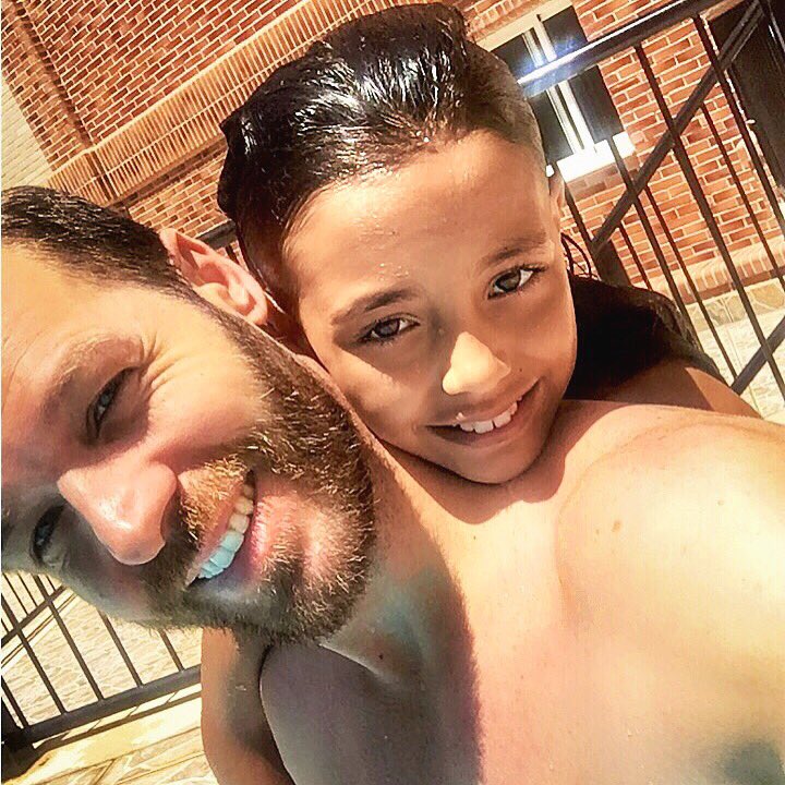 leocamara_ak's tweet photo. 〰 Un domingo cualquiera 〰
👨🏻👧🏽❤️🌞🌊
#princess #daddy #love #truelove 
#sunday #pool #sun #summer https://t.co/ZVWggdD8mj
