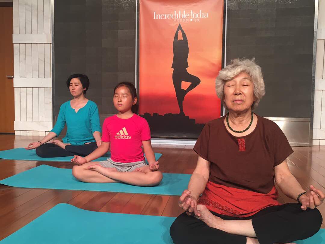 EOIBeijing's tweet photo. Inspired by PM Shri @narendramodi, 3 generations of the Zhang family in China practicing #Yoga. 

3rd #YogaDay #IDY2017 https://t.co/Fdhh8I44da