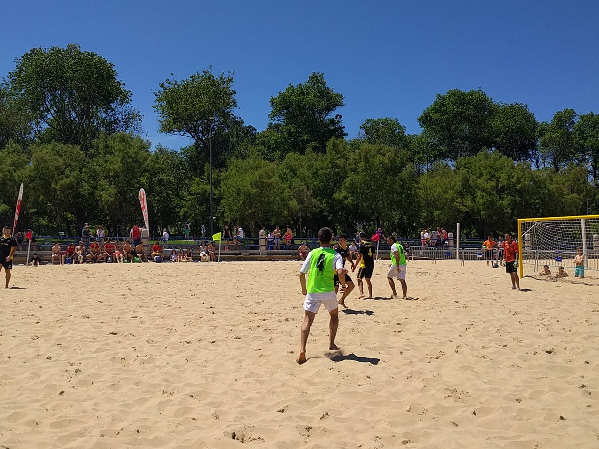 KaizenGed's tweet photo. Comienza la final del Campeonato Regional #FutbolPlaya #BeachSoccer en la playa del #Sardinero ⛱️⚽ https://t.co/GEwaMU1LZi