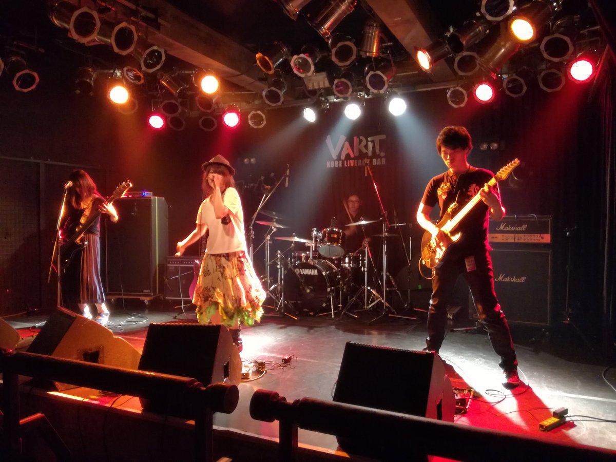 alu_tube_ixa's tweet photo. 今日は同期のジェリーシェルフィッシュガールの活休ライブ見に来てます(～ 'ω'　)～
なんか昔一緒にライブやってた頃を思い出して感無量です…|ू･ω･` )

ジェリー良かったよー！｡+ﾟ(σ'∀')σﾟ+｡ https://t.co/fWKOUFK4xO