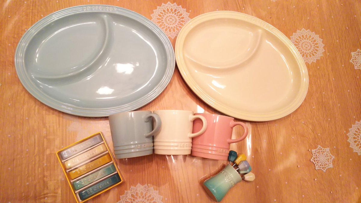 小日向のん 今日ル クルーゼのアウトレットでお迎えした子達 オクで定価より安いけどアウトレット価格より高くて買い渋ってたので アウトレット行ってきちゃいました コースタルブルーのマルチオーバルはもう手に入りにくいから 普段使ってるサテン