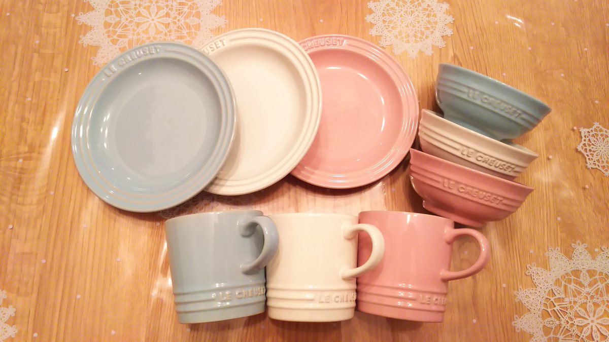 小日向のん 今日ル クルーゼのアウトレットでお迎えした子達 オクで定価より安いけどアウトレット価格より高くて買い渋ってたので アウトレット行ってきちゃいました コースタルブルーのマルチオーバルはもう手に入りにくいから 普段使ってるサテン