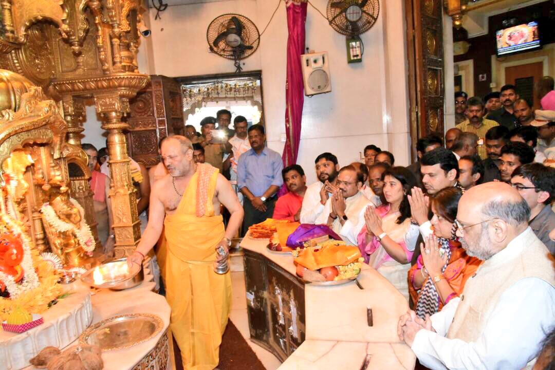 aniljaindr's tweet photo. आज श्री सिद्धिविनायक मंदिर में राष्ट्रीय अध्यक्ष @AmitShah जी के साथ गणेश जी के सबसे लोकप्रिय रूप का दर्शन कर आशीर्वाद प्राप्त किया। https://t.co/CeLkQaAkab