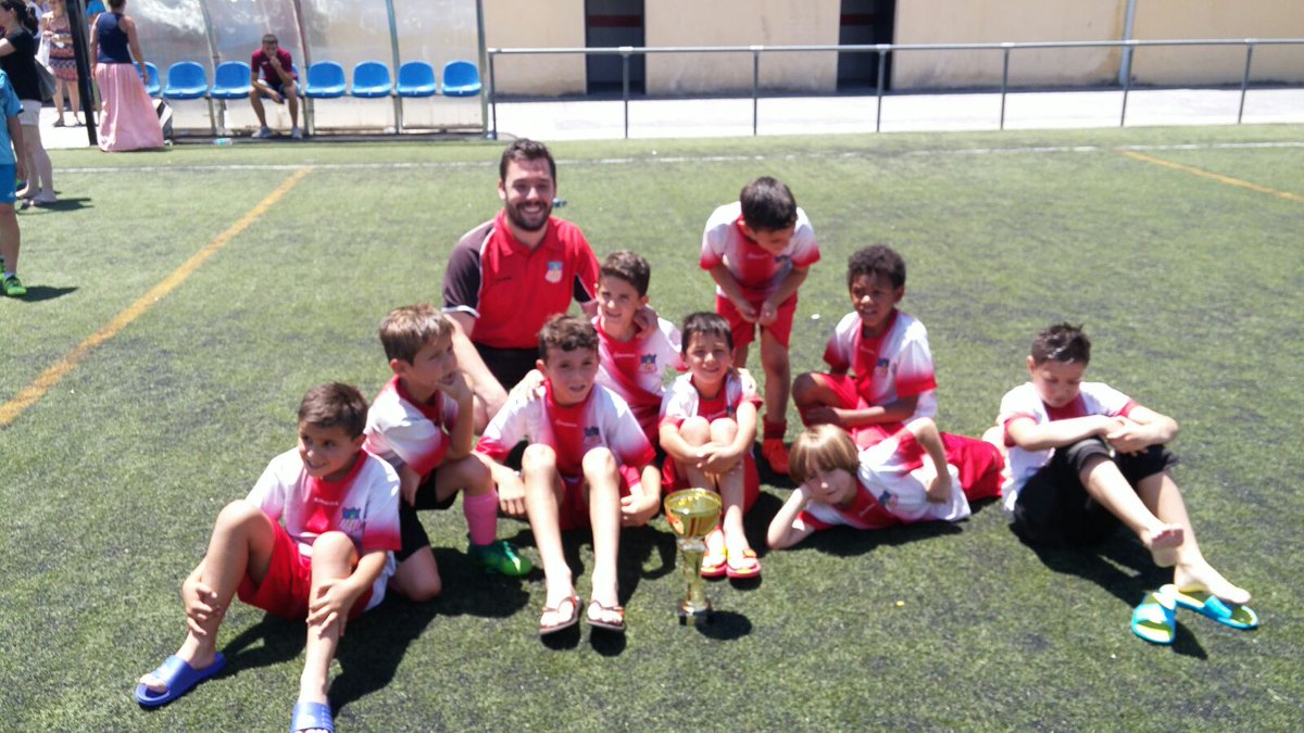 ADComplutense's tweet photo. ¡¡El Prebenjamin "B" CAMPEON del torneo del Atletico Velilla!! 🏆 ¡¡GRAN TORNEO EQUIPO!! 👏 #VamosComplu ⚪🔴⚪ https://t.co/mDruHAHJhX