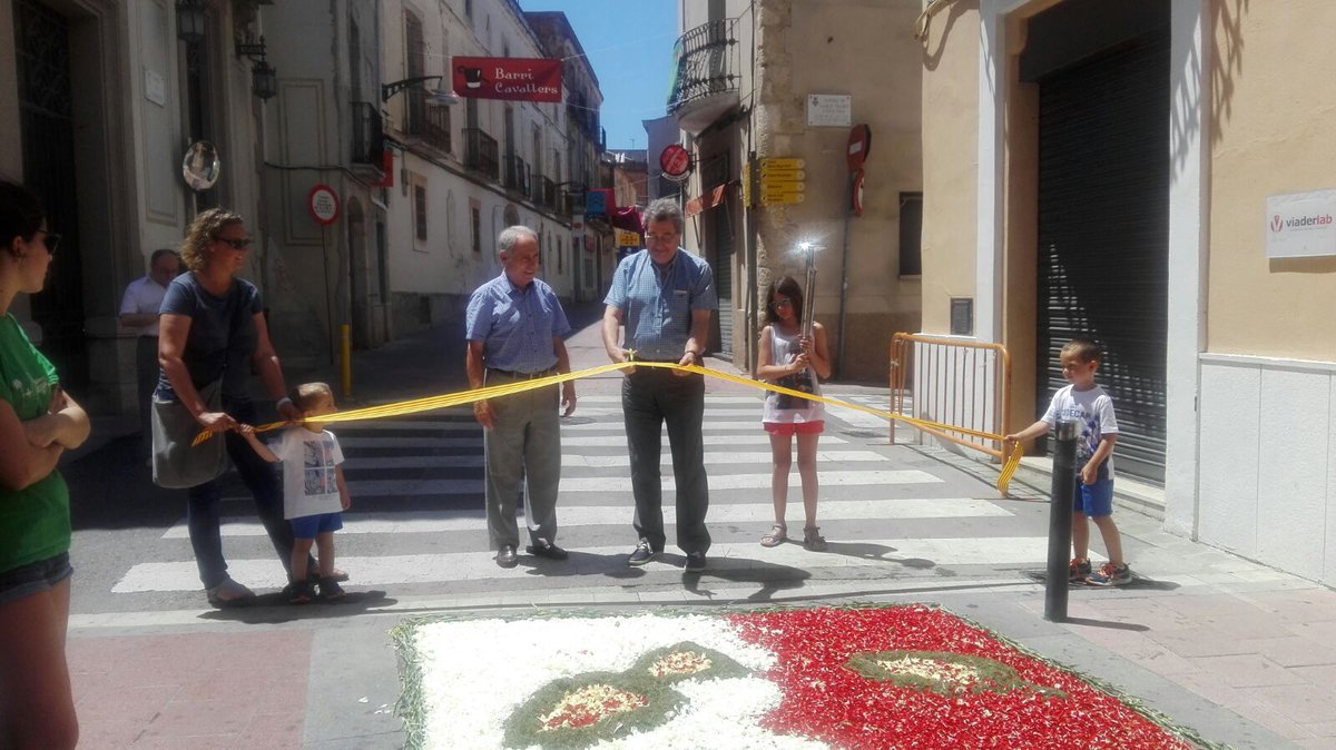 BarriEsglesia's tweet photo. 📷 inauguració de les catifes de flors! #barris2017 #sonBarris #santsadurni #tradició https://t.co/42iPO2F6PF