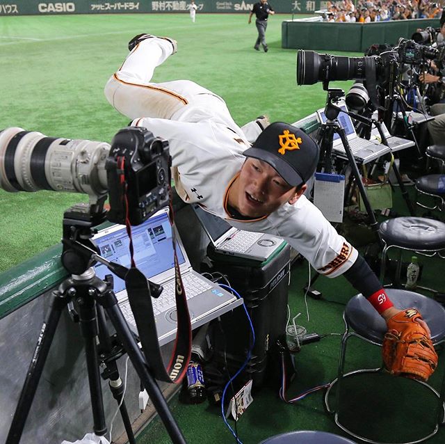 スポーツ報知 巨人 11回 田村の一邪飛の打球を好捕しカメラマン席に突っ込む辻 Photo By Takeru Nakajima 17 6 18 読売ジャイアンツ T Co O1pktfxlh7 スポーツ報知写真部 Photo Instagram スポーツ新聞 T Co 5eavapfc9l