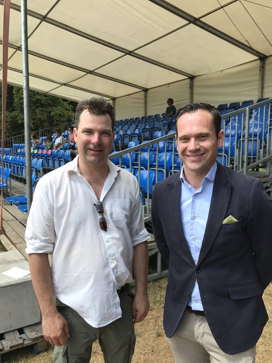 t_groen's tweet photo. @SjoerdPotters wordt ontvangen bij onze voorstelling. Wat fijn dat u er bent... Heel veel plezier! https://t.co/gJLC1f1ZeG