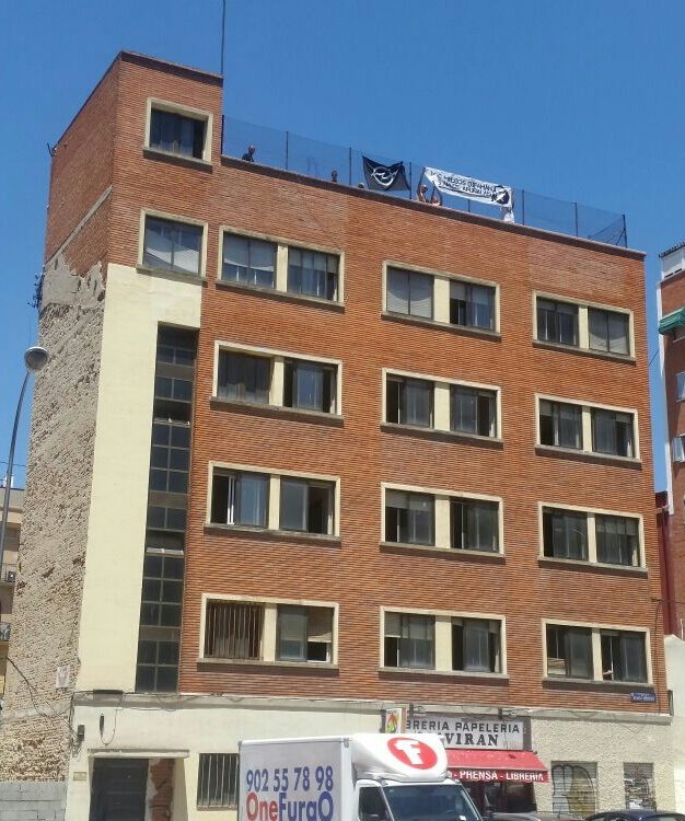 AntifaMadrid's tweet photo. Inauguramos el Centro Político Okupado: La Trinchera.
Calle Infanta de las Mercedes 93, Metro Valdeacederas.
Madrid, qué bien resistes https://t.co/umWxojErjP