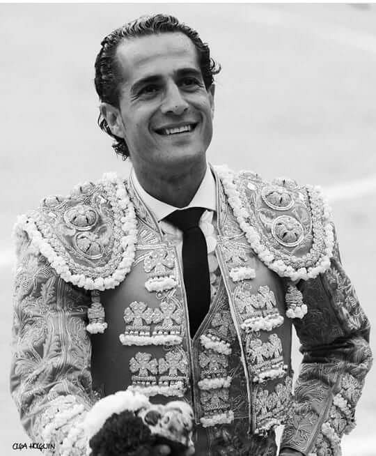 Siempre de frente. Siempre de verdad. Siempre fiel a lo que sintió. Siempre puro. Siempre libre. Que la Tierra te sea leve, Torero.