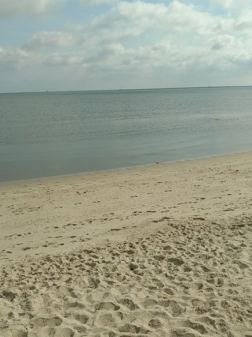 Relaxing enjoying the beach before work https://t.co/wnvbGRC0Jh