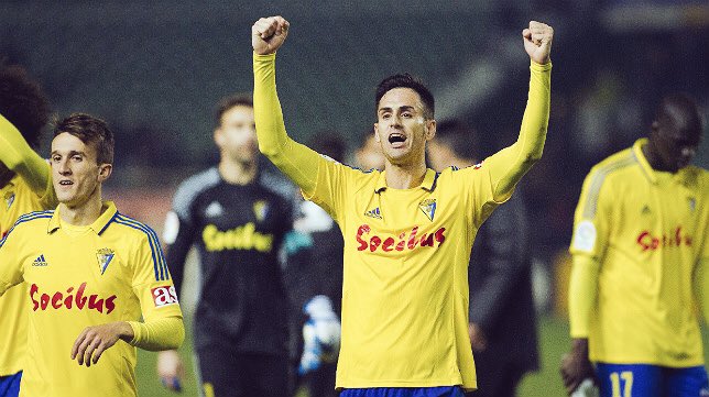 La apuesta de Cervera con R. Cruz. Su trabajo en labores de presión y combinación con la segunda línea es productiva