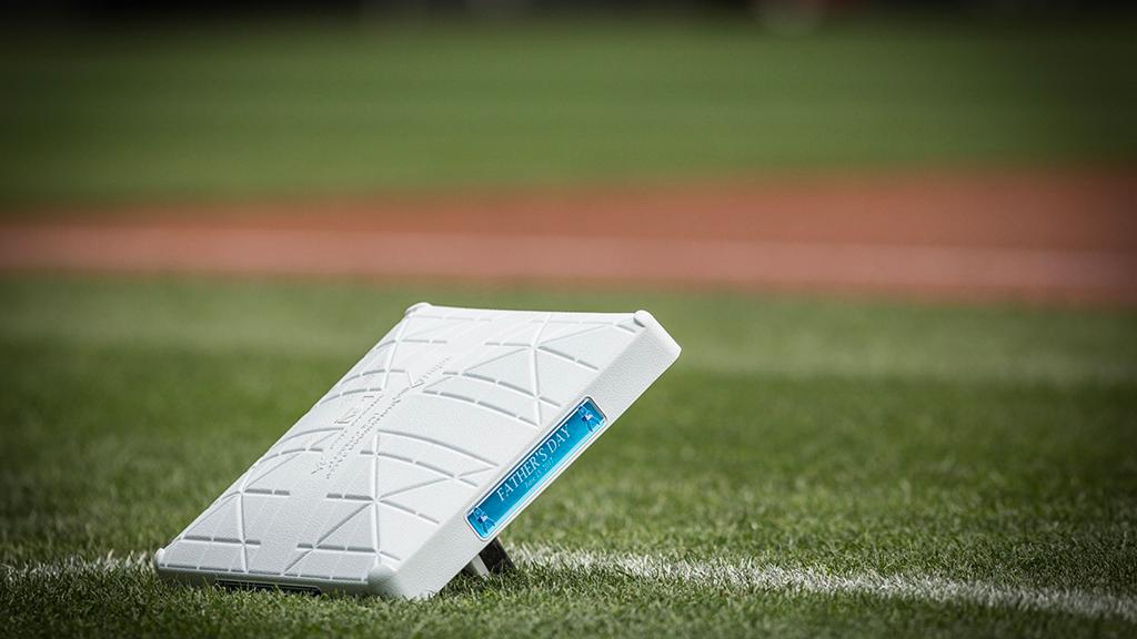 Time to wrap up this weekend series between the Indians and #MNTwins.   Play ball! https://t.co/PUgZGvy899