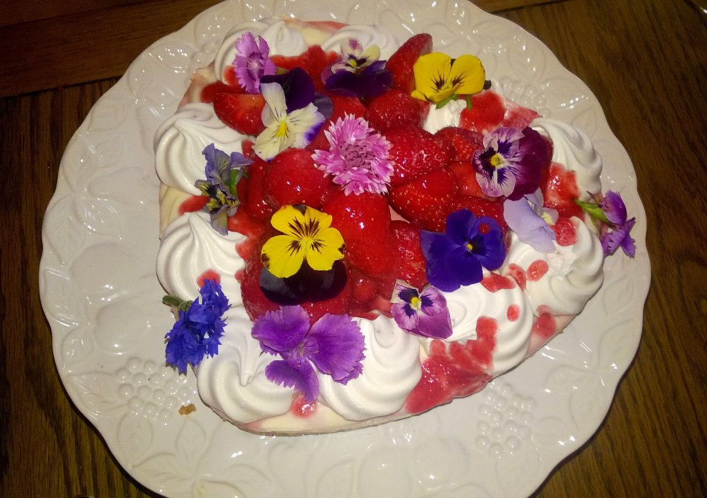 pevenseyjayne's tweet photo. @bbcgoodfood #goodfoodmagazine Eton Mess Cheesecake DONE. Lovely https://t.co/rWaPE8vzRt