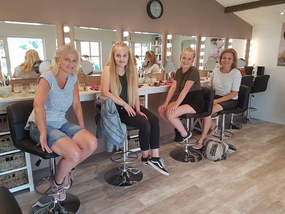 Nog een groepje gezellige dames voor een #visagieworkshop #scheemda #moederdag cadeau nog 😊 visagieworkshops.nl