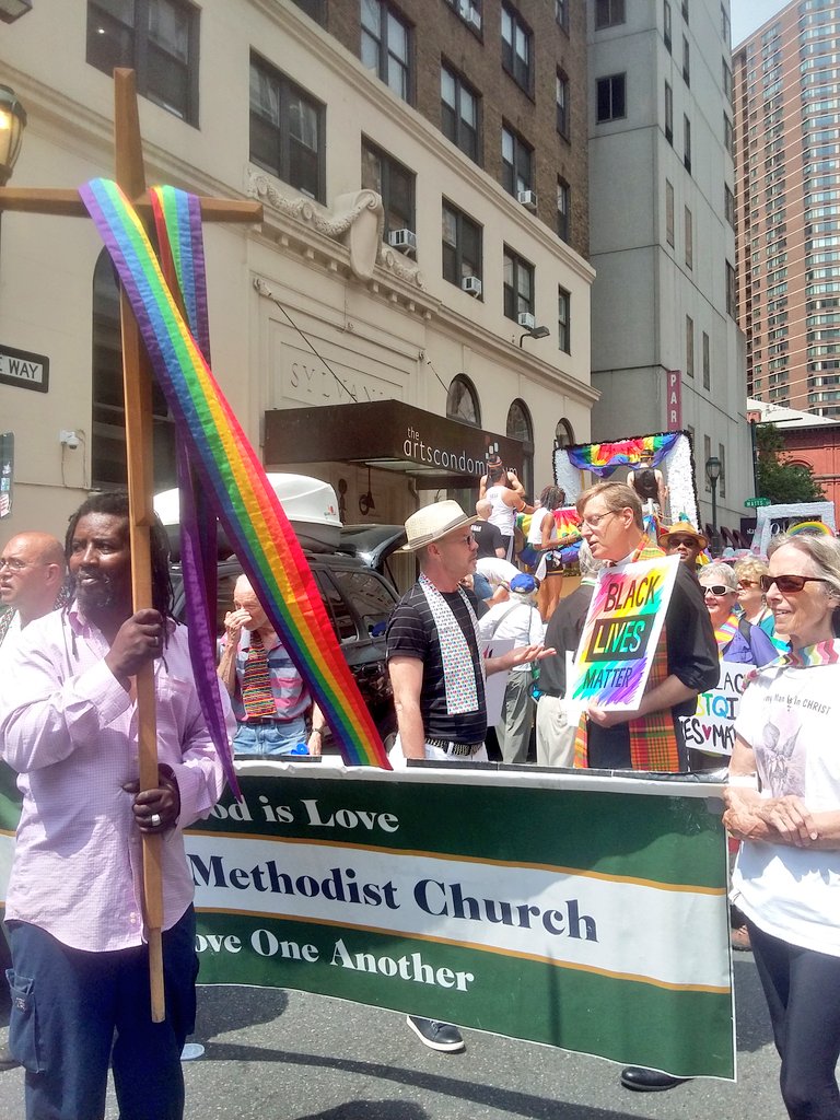 ArchStreetUMC's tweet photo. Our crew at Philly Pride today! #PhillyPride #faithfullyLGBTQ https://t.co/61mreyYMAh