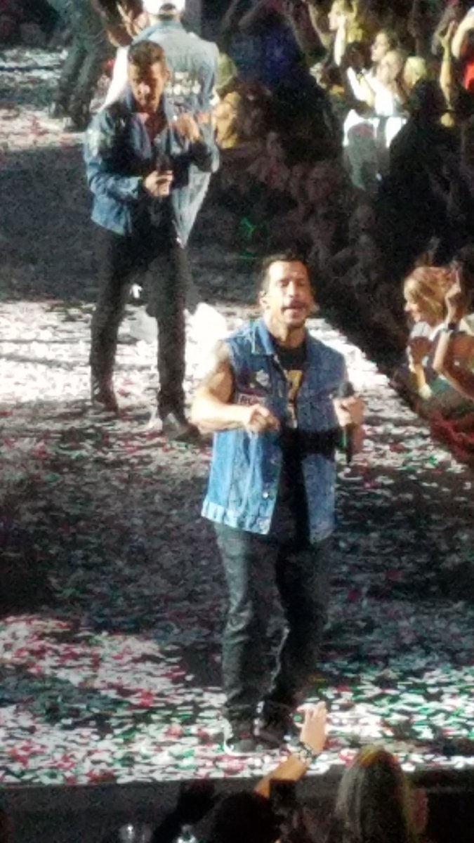 2D3Jfan's tweet photo. @dannywood @luvsnkotb79 @ScottradeCenter I was there with nosebleed seats but ended up with GREAT seats see u in the pit tonight! https://t.co/0jHinkpcBx