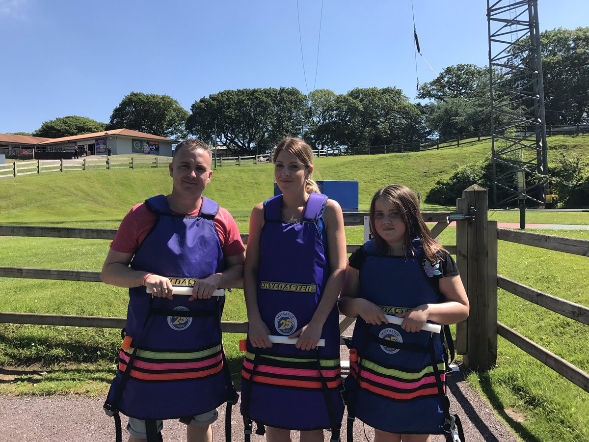 OakwoodThemePk's tweet photo. Well done to Daniel Mizen and family for winning our #FathersDay #Competition #321Fly #GetDadOnVertigo https://t.co/b4E7VfrTOH