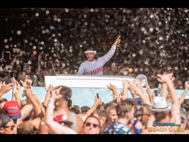 Alesso_World's tweet photo. Alesso | @EncoreBeachClub 03.06.17 https://t.co/AtOS40URWc