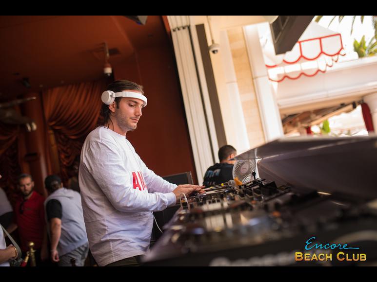 Alesso_World's tweet photo. Alesso | @EncoreBeachClub 03.06.17 https://t.co/AtOS40URWc