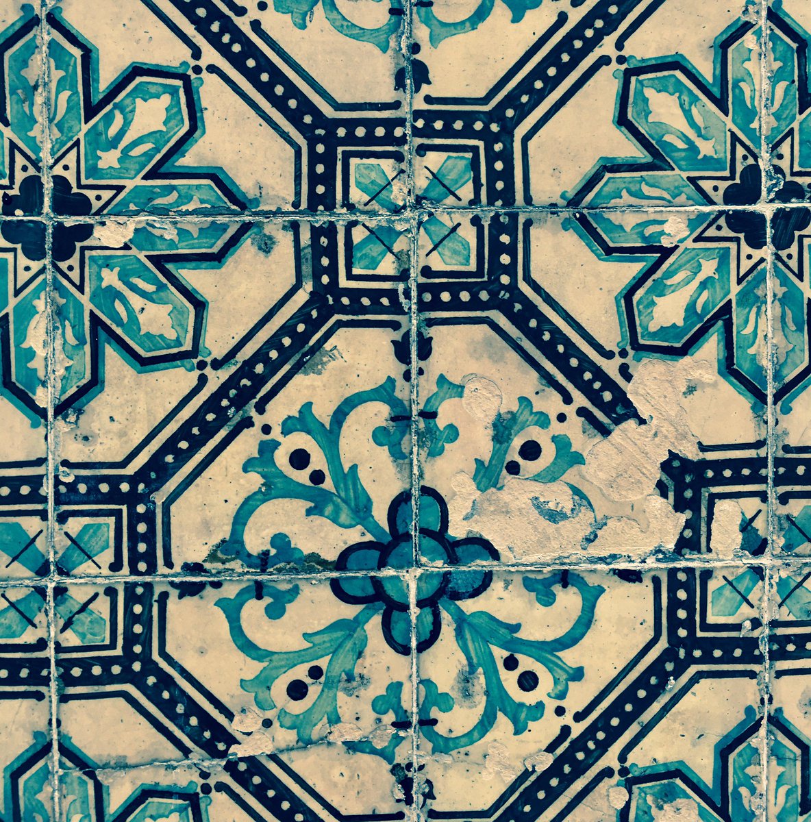 K_Brickell's tweet photo. Love #pattern - love #Lisbon - highly recommended as a visual pick me up #tiletastic https://t.co/UY96Xhkbsf