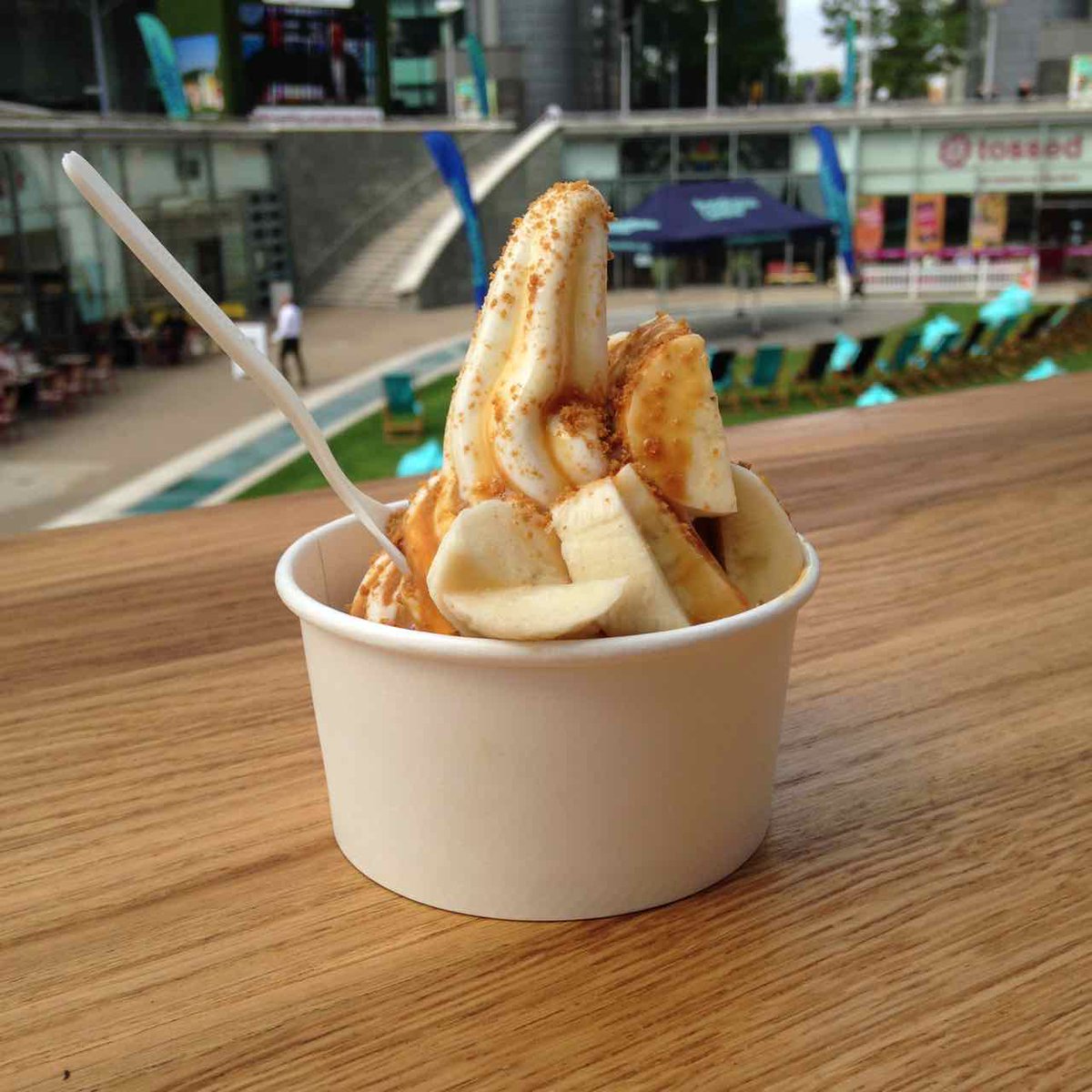 Froyo w/bananas &amp; dulce de leche. RT if you want one, bid on eBay for a whole TRUCK FULL. goo.gl/fnmBnP
