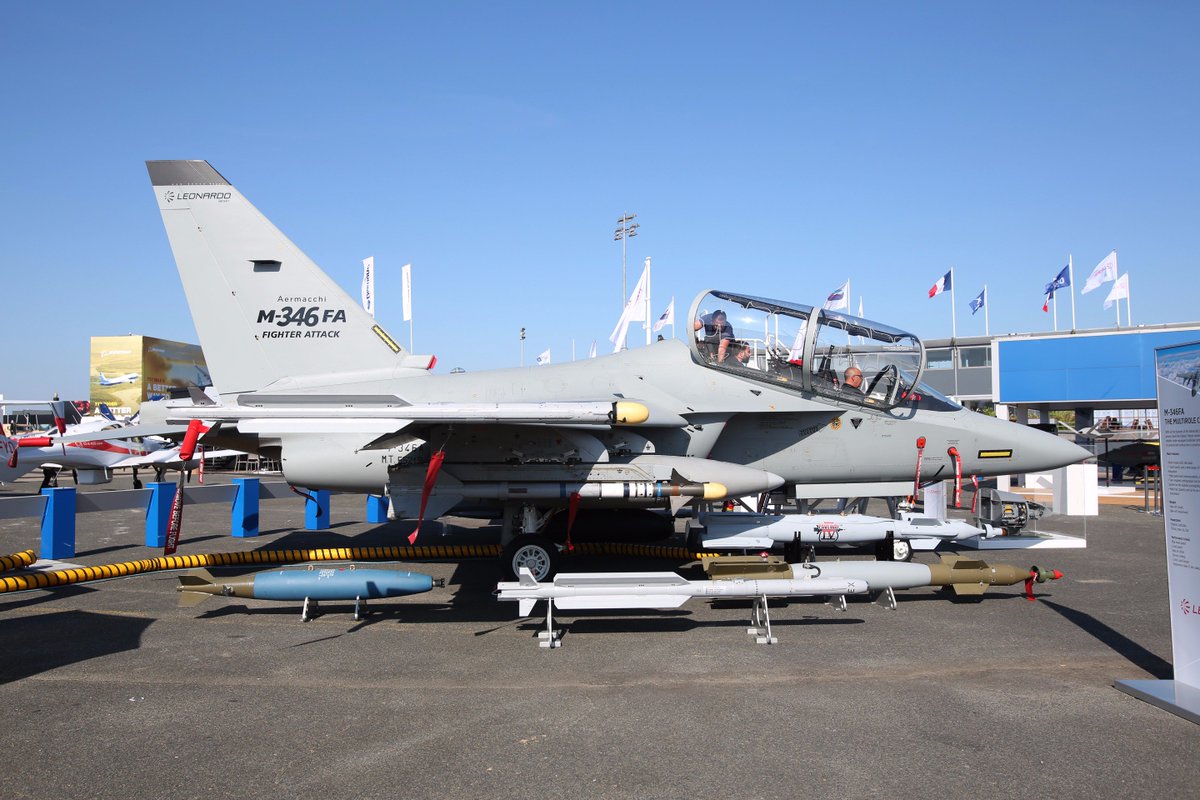 Leonardo_IT's tweet photo. #Leonardo presenta a Le Bourget l'#M346FA #FighterAttack #PAS17 https://t.co/Se7EfxS7p7 https://t.co/Ydc2RWbWvk