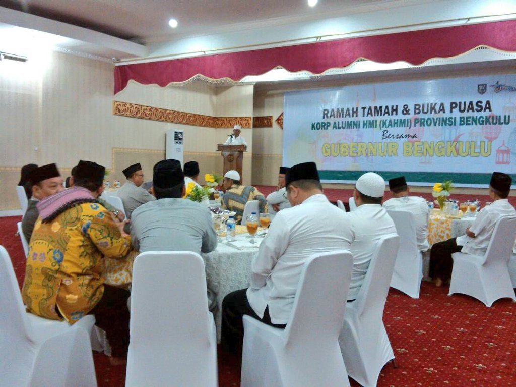 mediacenterBKL's tweet photo. Gubernur Bengkulu Ridwan Mukti buka bersama Korp Alumni Himpunan Mahasiswa Islam (KAHMI) Provinsi Bengkulu di Gedung Daerah, 18/6. https://t.co/ok7LfmnQ9X